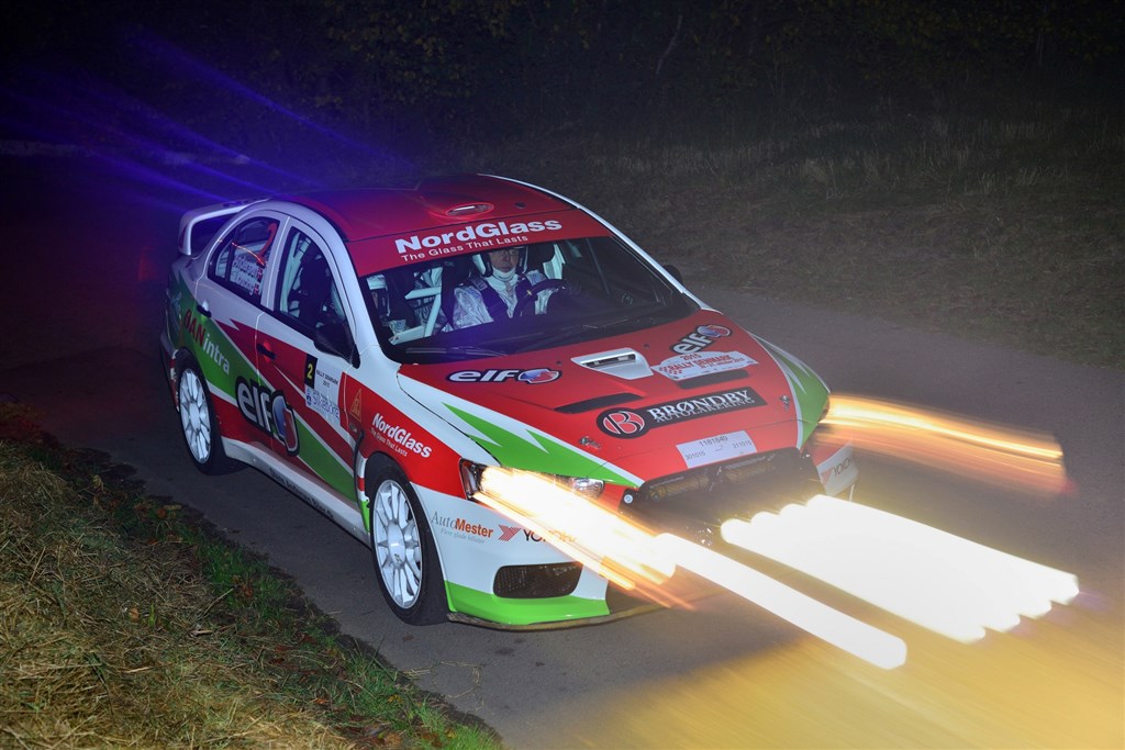 Steen Andersen og Iben Louring lynskudt på natetapen i Danboring Rally i deres Mitsubishi Lancer, hvor de blev nr. otte.
(Foto: Michael Eisenberg)